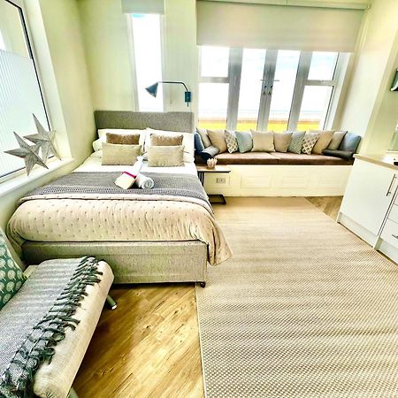 Beachfront Compact Coastal Crib, Direct Sea Views & Air Conditioning Littlestone-on-Sea Bagian luar foto