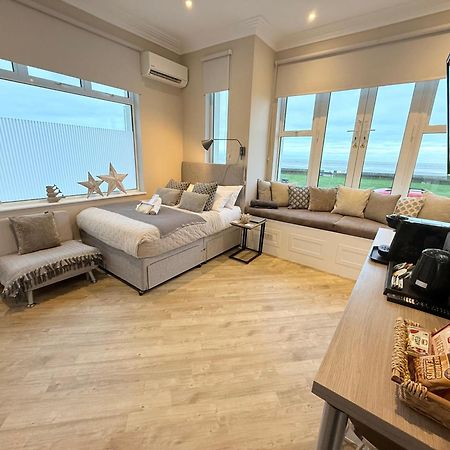Beachfront Compact Coastal Crib, Direct Sea Views & Air Conditioning Littlestone-on-Sea Bagian luar foto