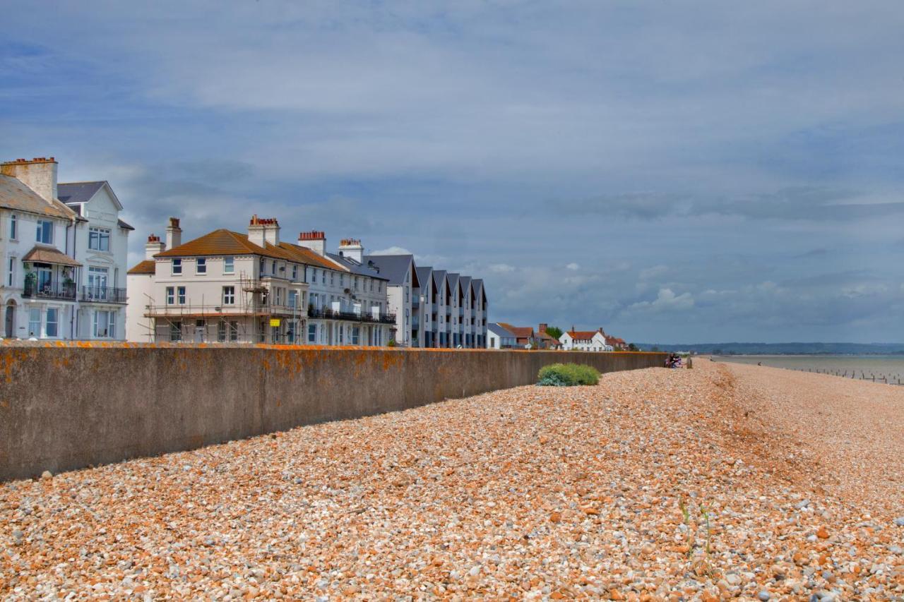 Beachfront Compact Coastal Crib, Direct Sea Views & Air Conditioning Littlestone-on-Sea Bagian luar foto