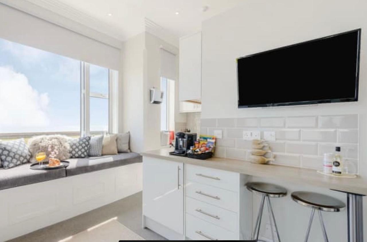 Beachfront Compact Coastal Crib, Direct Sea Views & Air Conditioning Littlestone-on-Sea Bagian luar foto