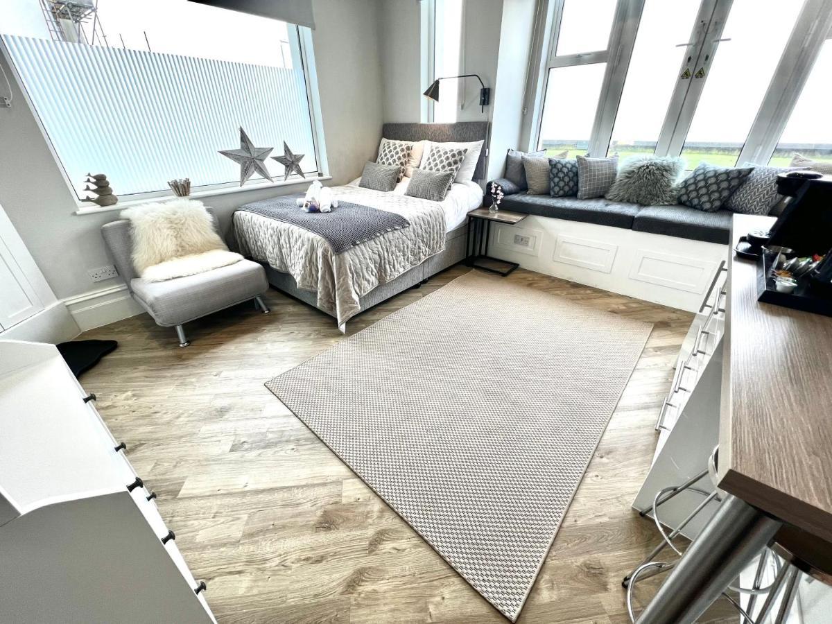 Beachfront Compact Coastal Crib, Direct Sea Views & Air Conditioning Littlestone-on-Sea Bagian luar foto