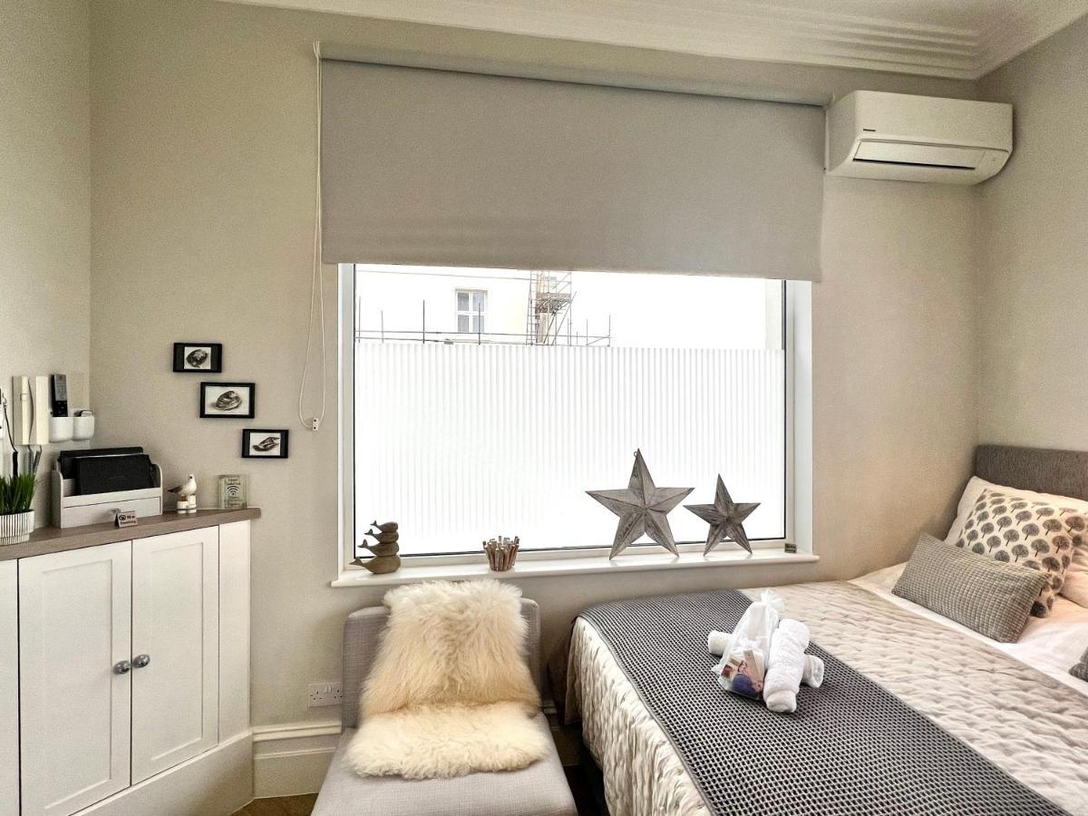 Beachfront Compact Coastal Crib, Direct Sea Views & Air Conditioning Littlestone-on-Sea Bagian luar foto