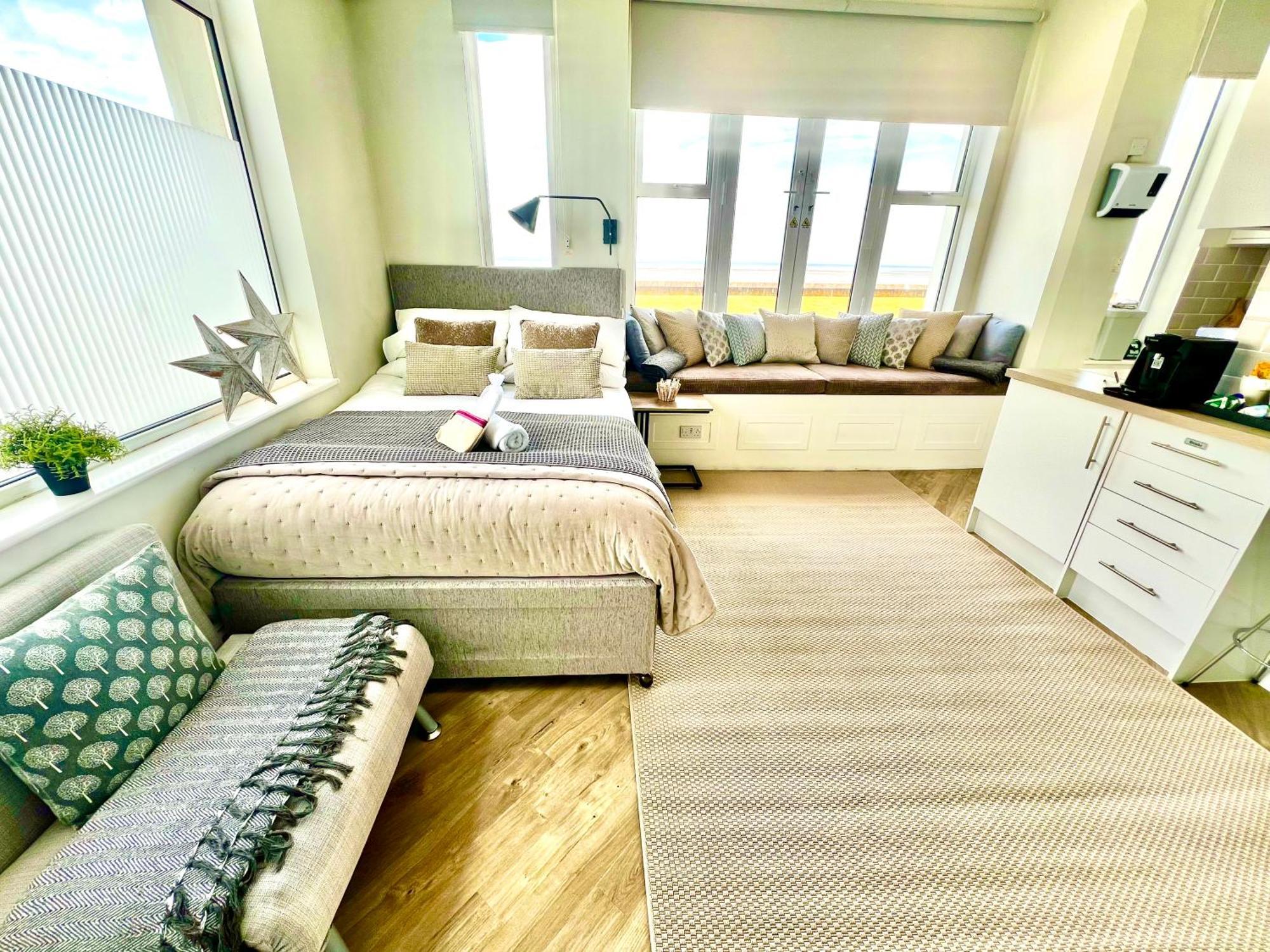 Beachfront Compact Coastal Crib, Direct Sea Views & Air Conditioning Littlestone-on-Sea Bagian luar foto