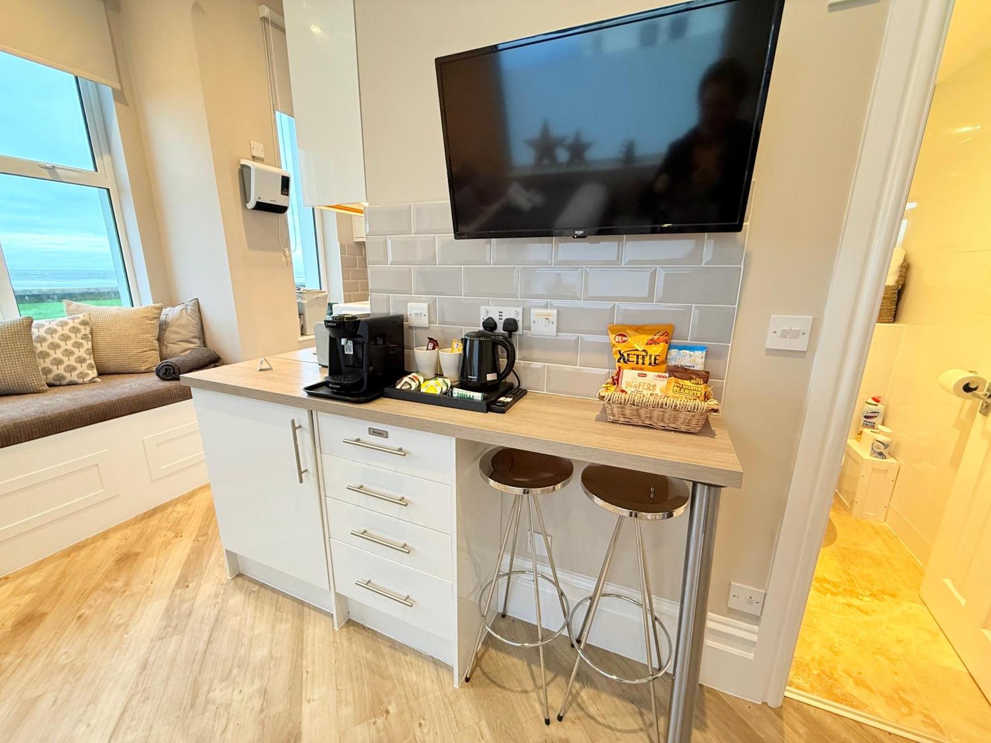 Beachfront Compact Coastal Crib, Direct Sea Views & Air Conditioning Littlestone-on-Sea Bagian luar foto